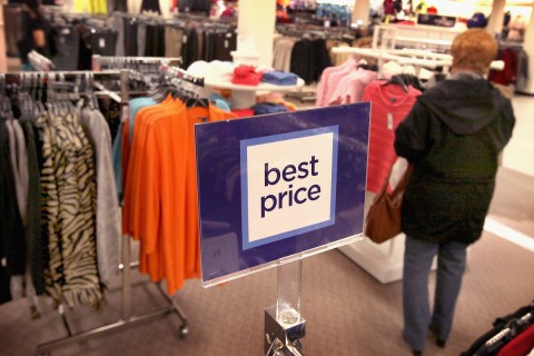 U.S. retailers slash clothing prices as shoppers cut purchases