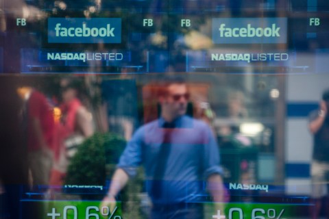 Facebook Shares Slump Below $30 as Options Trading Starts